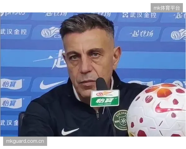 浙江队主帅罗斯通过战术调整扭转颓势，球队从四月进球荒到五月强势反弹。